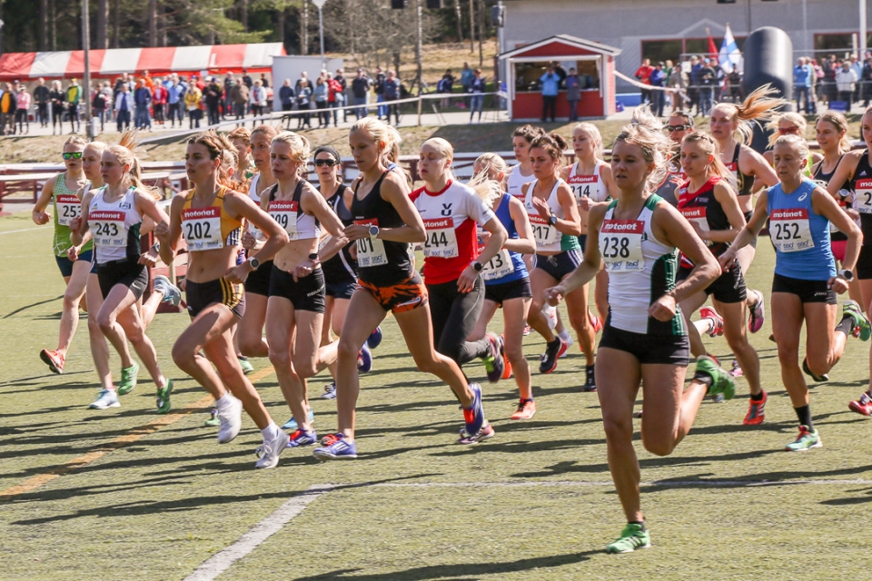 SM-maastot, Perniö 2018, naisten 6 km sm-maastot_naisten_lahto.jpg