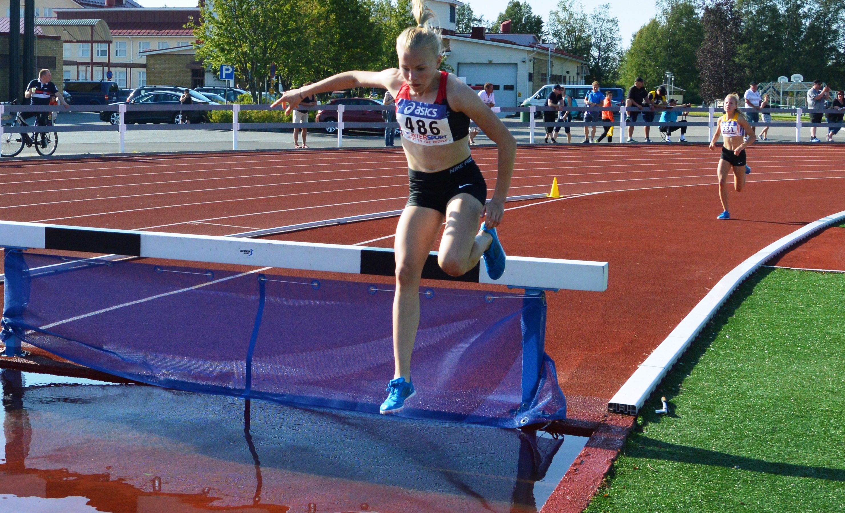 Astrid Snäll voitti 16-vuotiaiden 2000 metrin estejuoksun SM-kullan Kalajoella vuonna 2015 astrid_snall.jpg