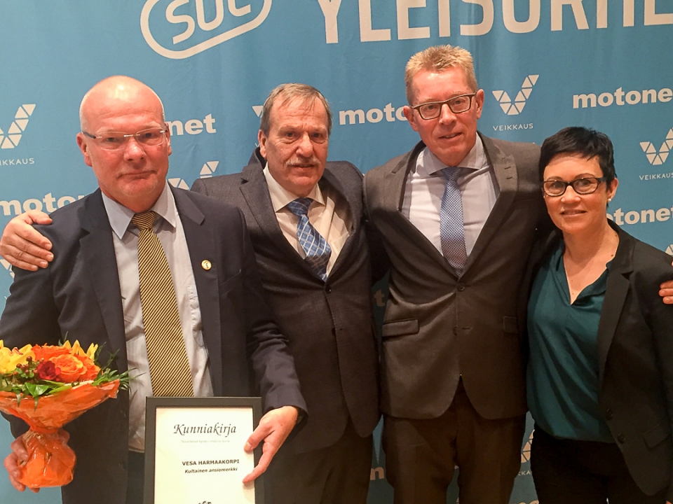 Vesa Harmaakorpi, Jarmo Hakanen, Harri Aalto, Ella Salmela harmaakorpi_vesa_kunniamerkki.jpg