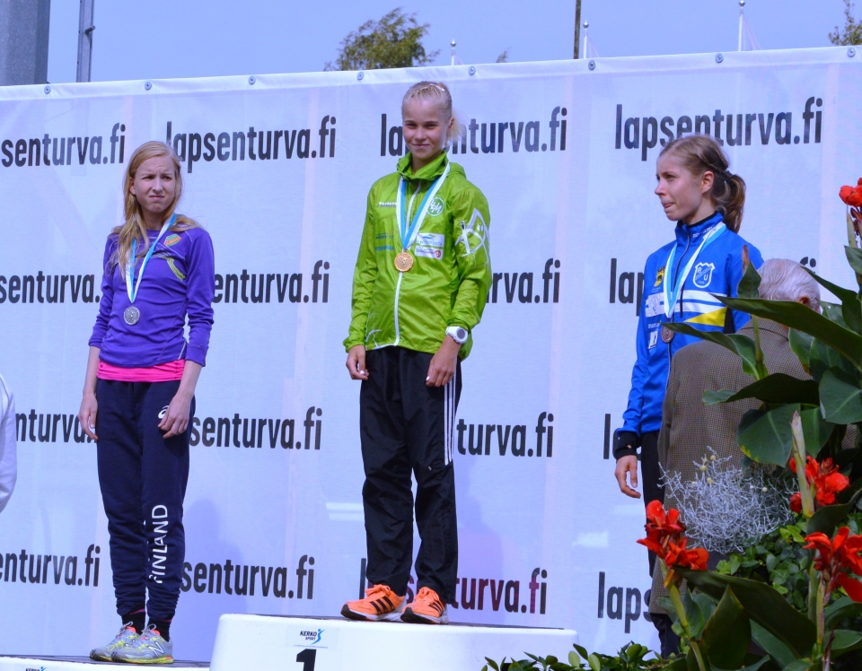naisten_10000_metrin_palkintojenjako_porin_kalevan_kisoissa_2015.jpg