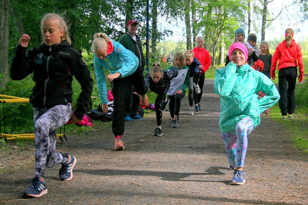 Näin lajikarnevaaleilla: Vehmaisten trio oppi ja viihtyi aitakarnevaaleille