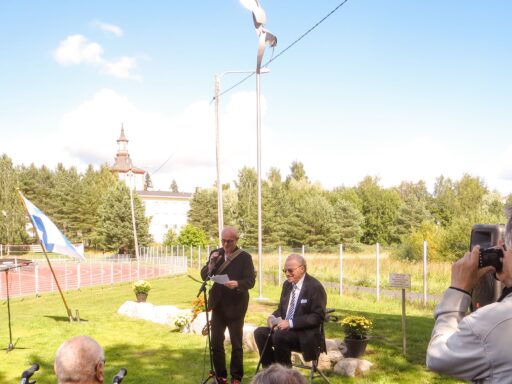 Eeles Landströmin patsas paljastettiin Akaassa