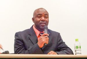 Boltin treenitiimin valmentaja opastaa nuoria Suomessa