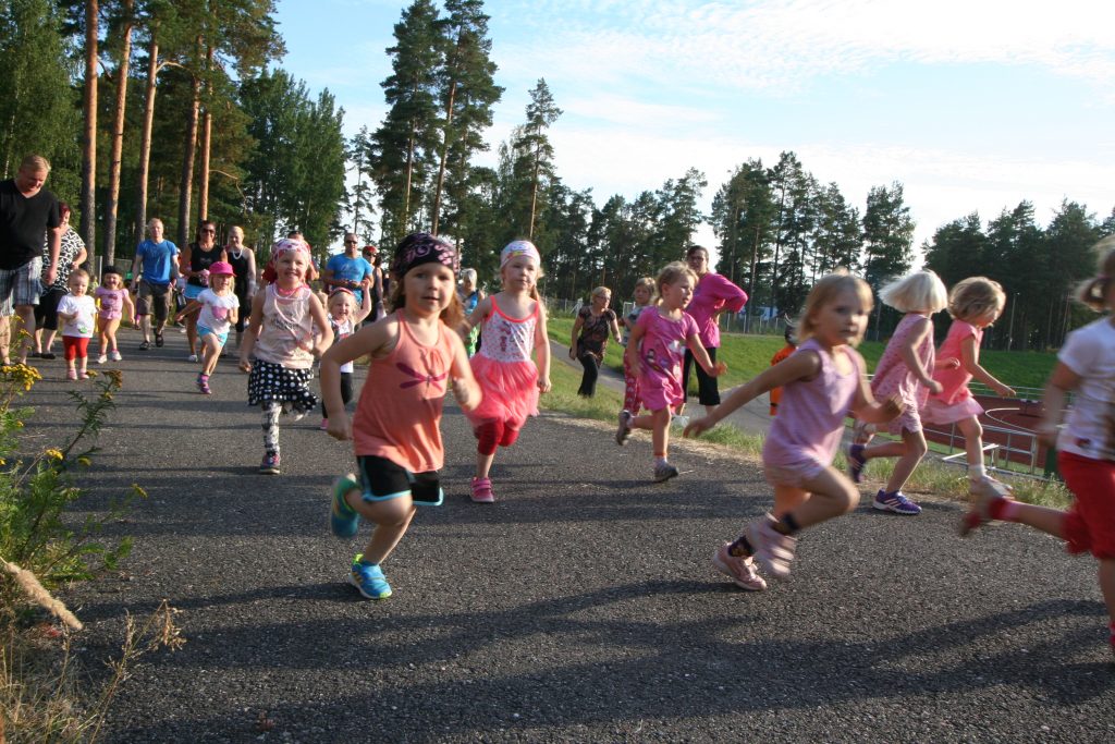 Tarjoa perheille yleisurheilukokemus