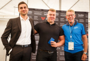 Arttu Kangas (keskellä) sai hakamiesmerkin Suomen Urheiluliiton puheenjohtajalta Sami Itanilta ja SUL:n toimitusjohtajalta Harri Aallolta.