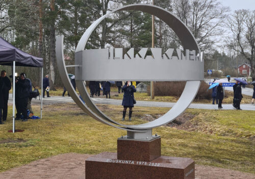Ilkka Kanervan muistomerkki paljastettiin Lokalahdella