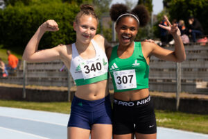 Espoon Tapioiden Evelyn Ohia (oik.) ja Meribel Väli iloitsevat 13-vuotiaiden tyttöjen 200 metrin jälkeen.