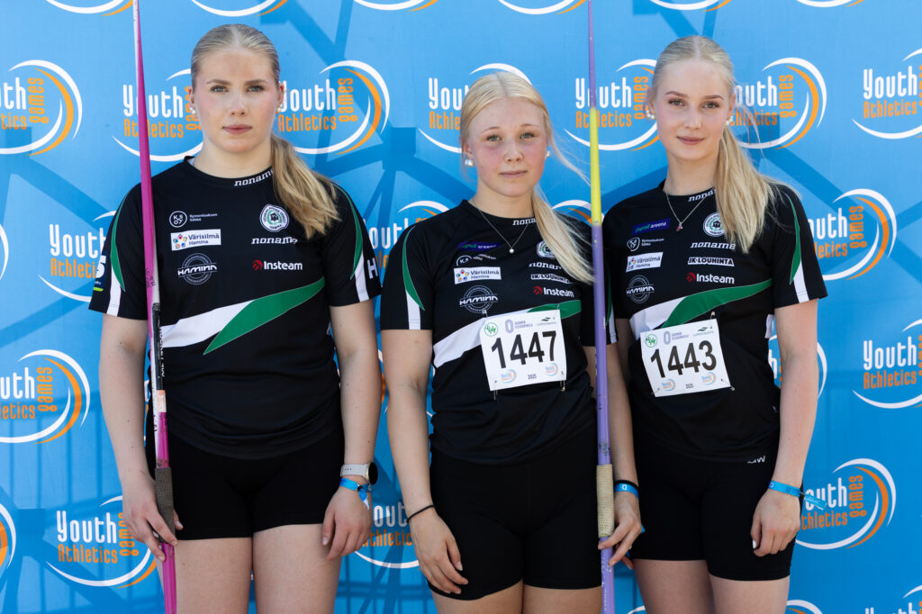Vehkalahden Veikkojen 15-sarjan keihästytöt: Emilia Muukka keskellä, vasemmalla Katariina Tasa ja oikealla Minea Kontinen.