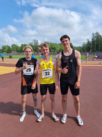 17-vuotiaiden poikien 200 metrin mitalikolmikko.