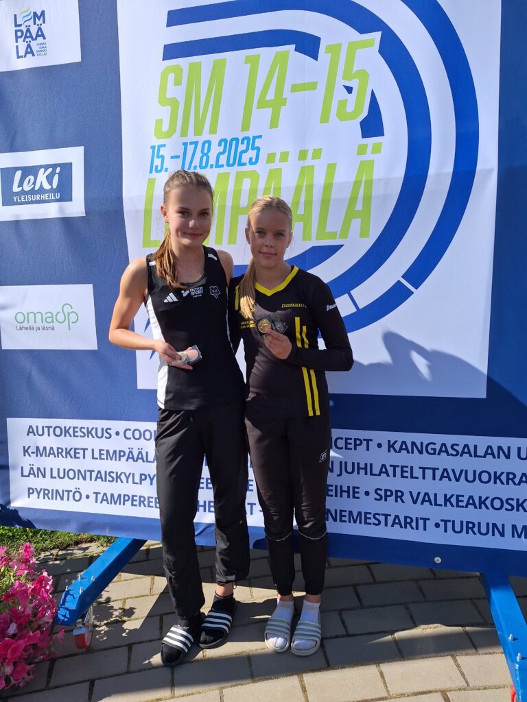 Kolmiloikan voittaja Helmi Siitonen ja kolmanneksi tullut Alina Virtanen.