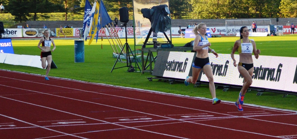 naisten_1500_m_porissa_2015_kristiina_maki_ja_sara_kuivisto.jpg