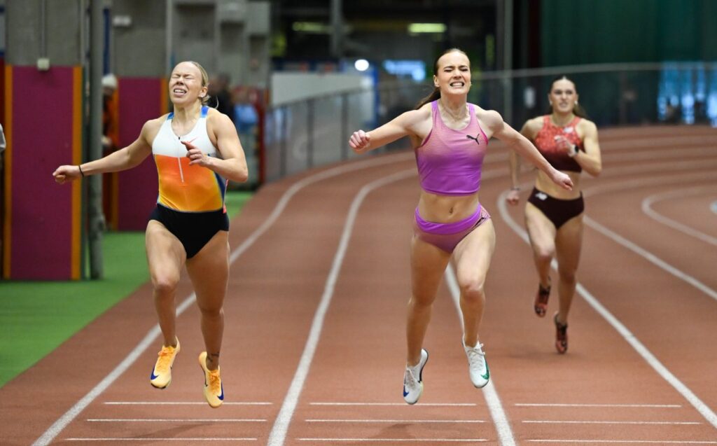 Emma Tainion hallikausi alkoi mukavasti, kun Liikuntamyllyn 200 metrin kisassa syntyi halliennätys 23,81. Kilpailun voitto meni kuitenkin tuhannesosien turvin Aino Pulkkisella (vas.)